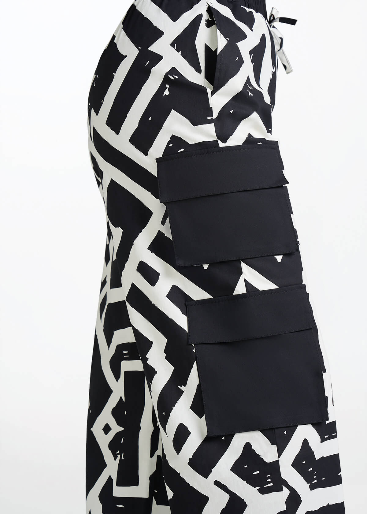Ayoka Women's African Print Twill Cargo Pants (Onyx Cream Tribal) - D'IYANU