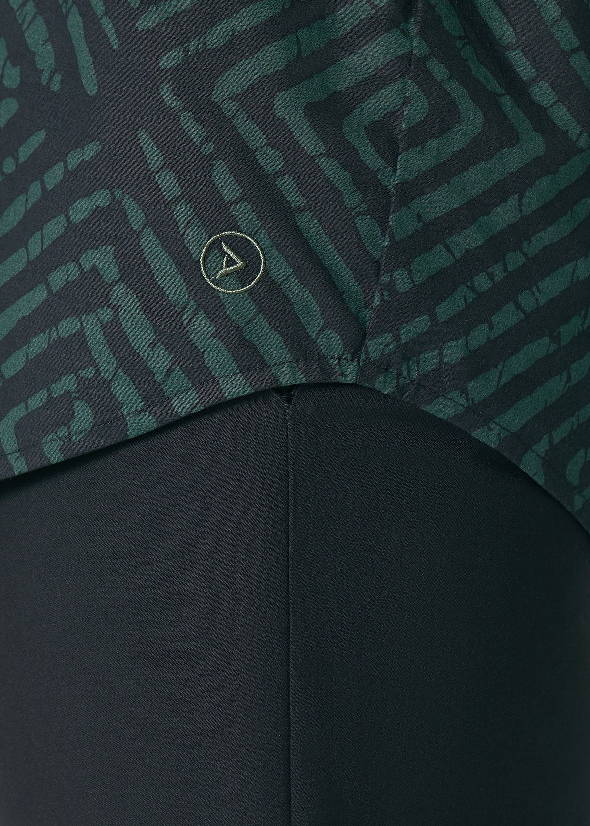 Mazi Men's African Print Button-Up Shirt (Malachite Diamond Adire) - D'IYANU